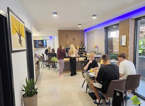 Yksilöllisesti sisustettu, yksilöllisesti kalustettu, työpöytä