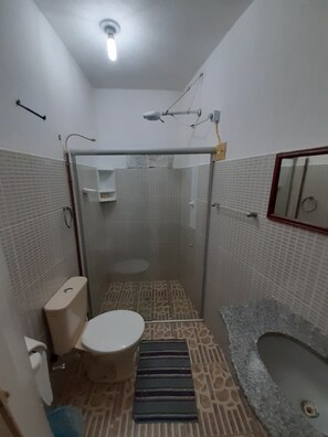 Quarto Triplo com uma cama de casal e uma de solteiro | Badeværelse | Bruser, håndklæder, Sæbe