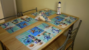 Un tavolo da pranzo in legno con un gioco da tavolo che presenta tessere a tema marino.
