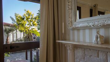 Familiesuite, 1 soverom (Olympo) | Minibar, individuelt dekorert, individuelt innredet og skrivebord