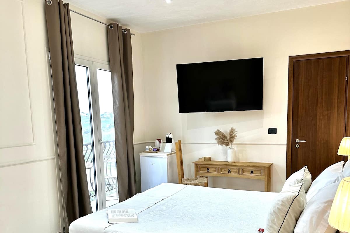 Deluxe Double Room | 1 bedroom, minibar, individually decorated, individually furnished
