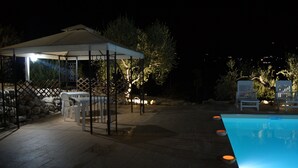 A covered outdoor seating area with a pool. - B&B Eyexei Domus (Agrigento)