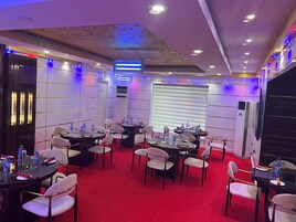 Breakfast, lunch, dinner served; local and international cuisine 