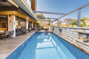 Outdoor pool, sun loungers - Yerli Otel Alacati (Cesme)