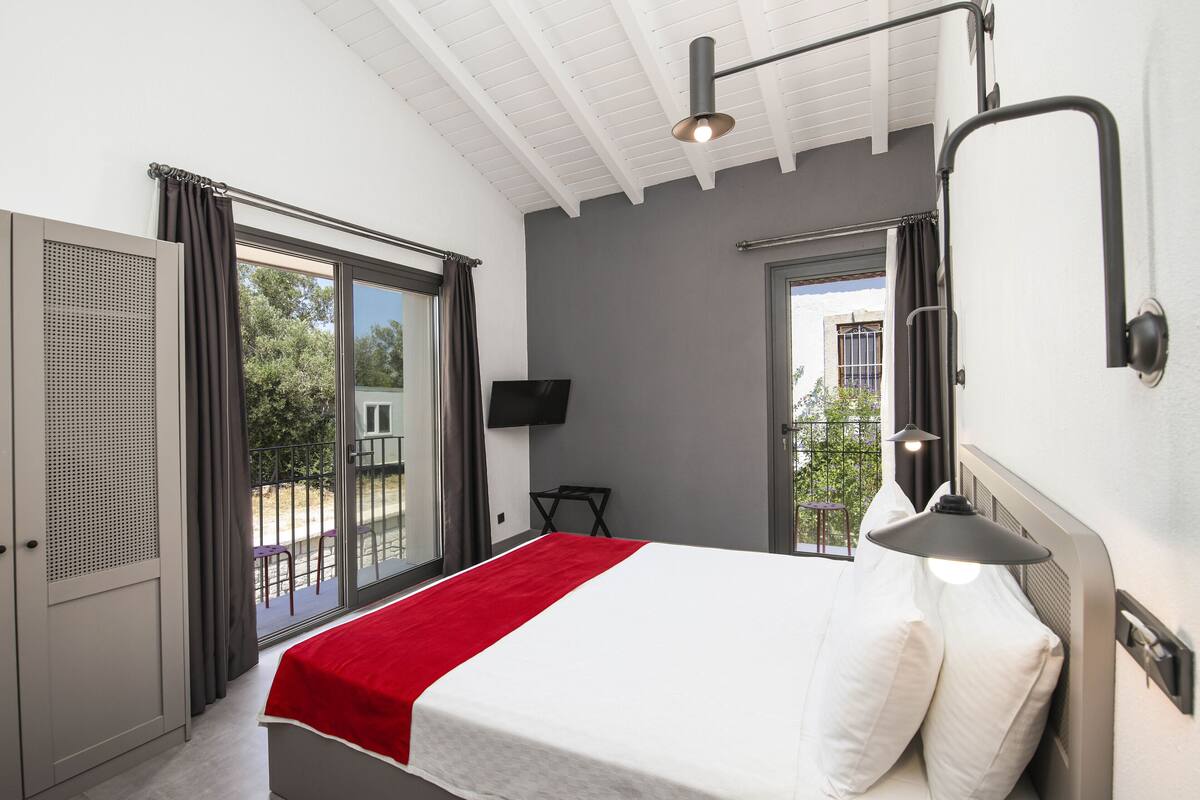 Deluxe Room | Premium bedding, minibar, in-room safe, laptop workspace