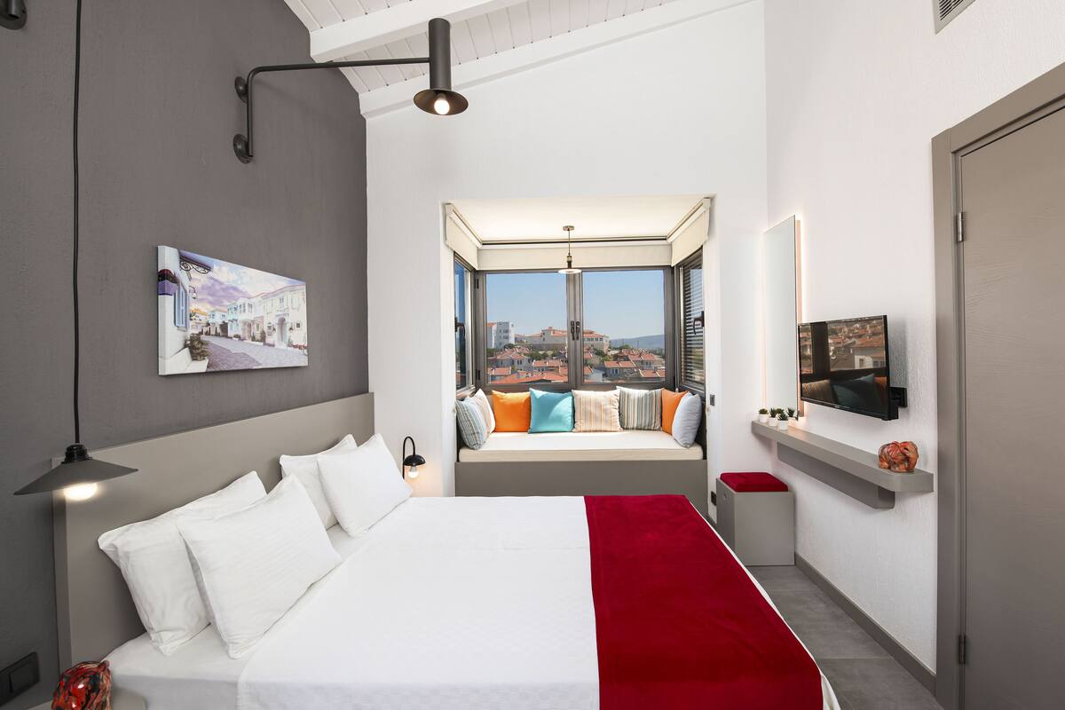 Cumbali Oda | Premium bedding, minibar, in-room safe, laptop workspace