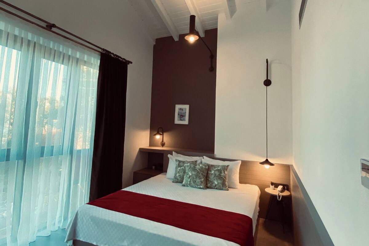 Design Room | Premium bedding, minibar, in-room safe, laptop workspace