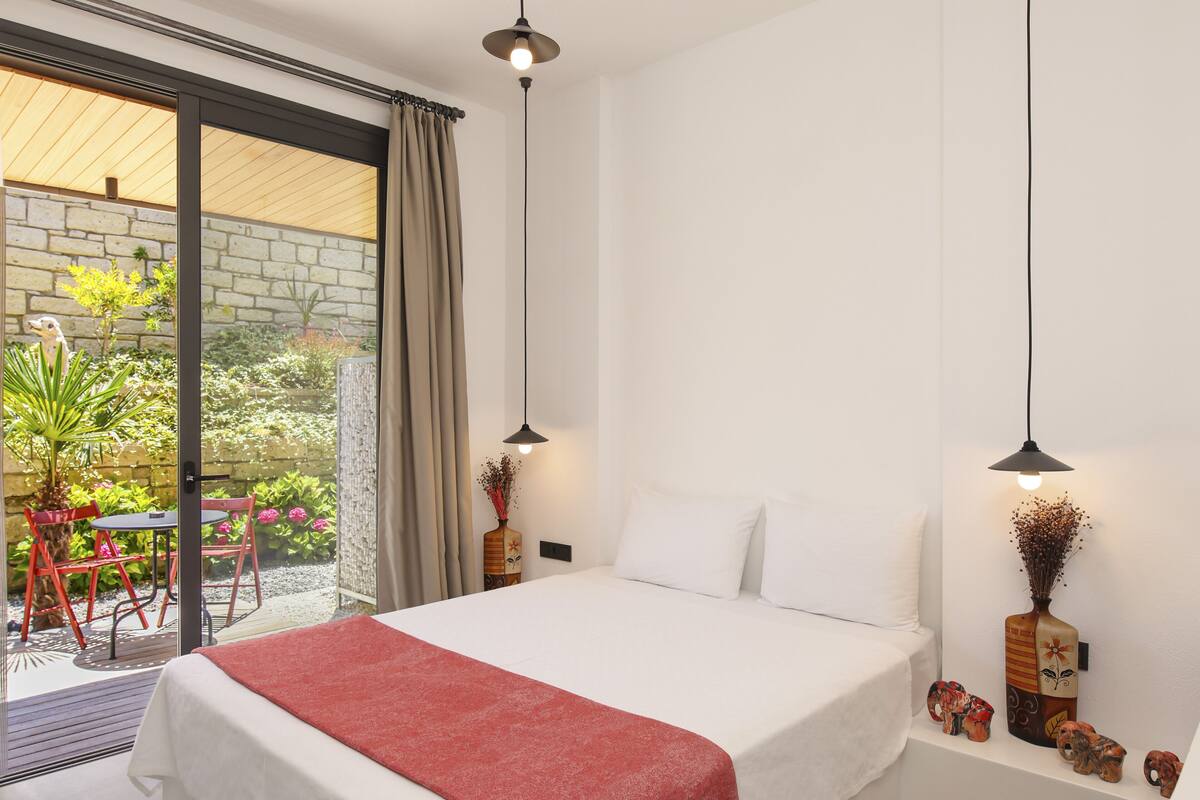 Deluxe Room, Patio | Premium bedding, minibar, in-room safe, laptop workspace