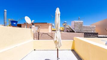 Suite, terrazzo, edificio separato | Una cassaforte in camera, una scrivania, insonorizzazione