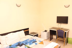 Escritorio, wifi gratis y ropa de cama