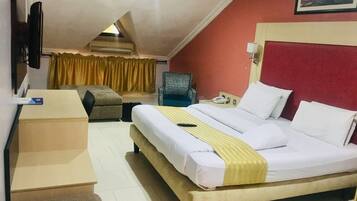 Executive Suite | In-room safe, free WiFi, bed sheets, wheelchair access