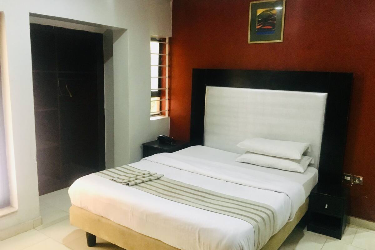 In-room safe, WiFi (free), bed sheets