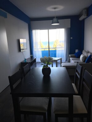 Fridge, microwave, oven, stovetop - Blue Home (Limassol)
