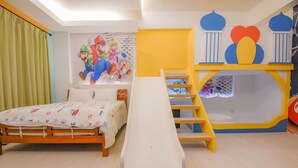 Standard Quadruple Room | Peralatan tempat tidur premium, gebar bulu kapas, meja 