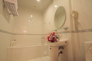 Deluxe Quadruple Room | Bathroom - Staring East B & B (Hualien City)