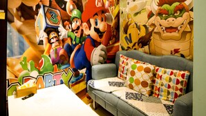 Standard Quadruple Room | Peralatan tempat tidur premium, gebar bulu kapas, meja 
