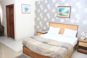 In-room safe, desk, blackout curtains, bed sheets - Hotel Icon Limited (Calabar)