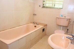 Safe på rommet, skrivebord, blendingsgardiner og sengetøy