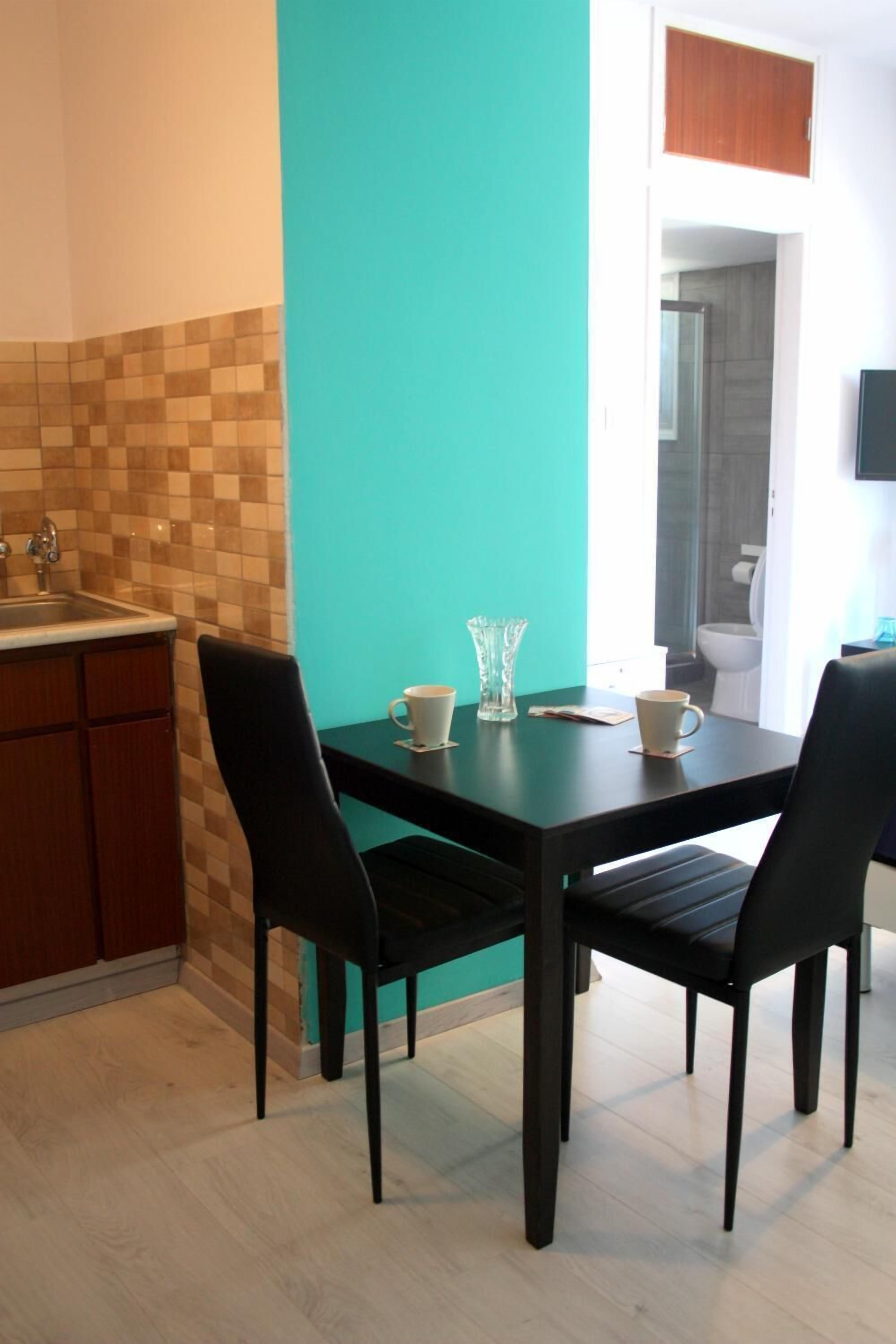 Full-size fridge, microwave, oven, stovetop