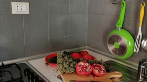 Espresso maker, coffee/tea maker, full-sized fridge, microwave - La casa del corso (Aragona)