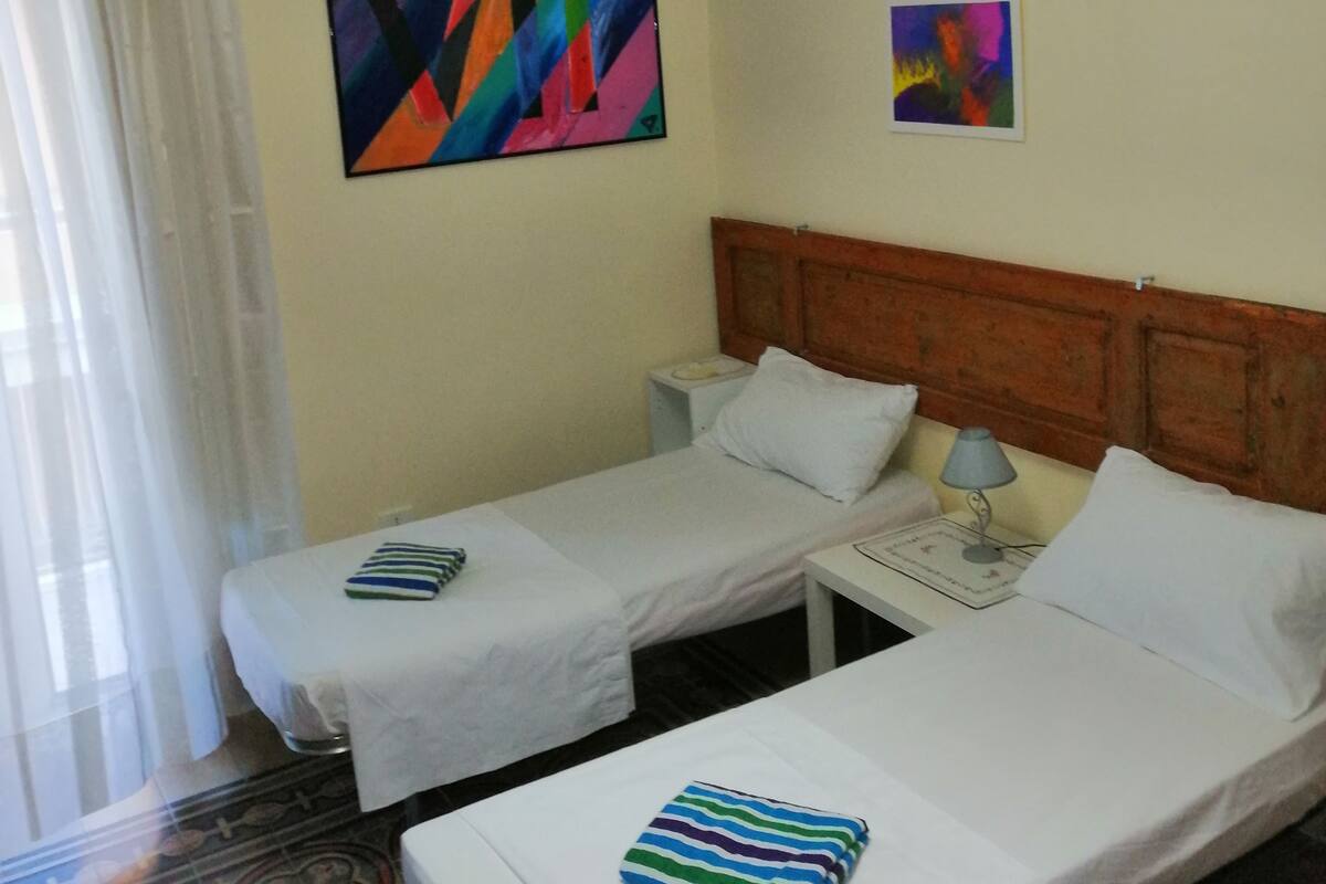 Twin kamer, gedeelde badkamer | Lakens van Egyptisch katoen, luxe beddengoed, donzen dekbedden