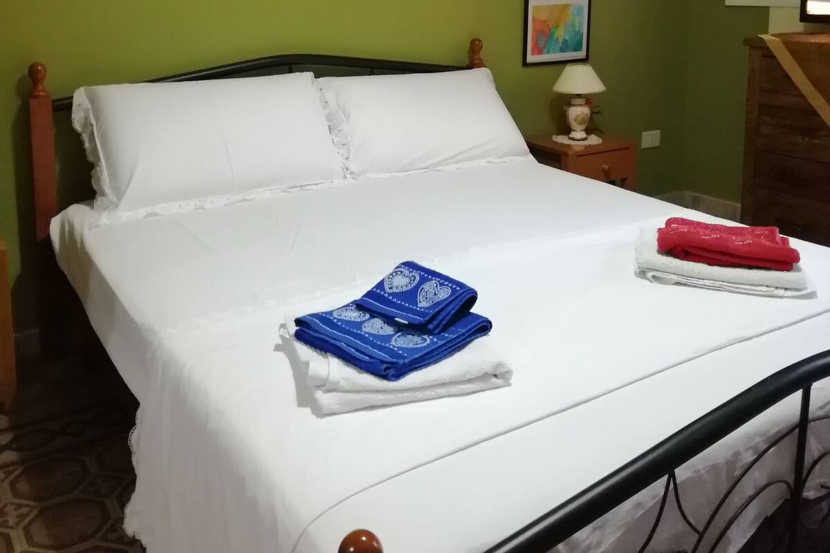 Deluxe tweepersoonskamer, gedeelde badkamer, uitzicht op stad | Lakens van Egyptisch katoen, luxe beddengoed, donzen dekbedden