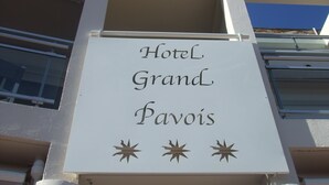 Een bord voor Hotel Grand Pavoi.