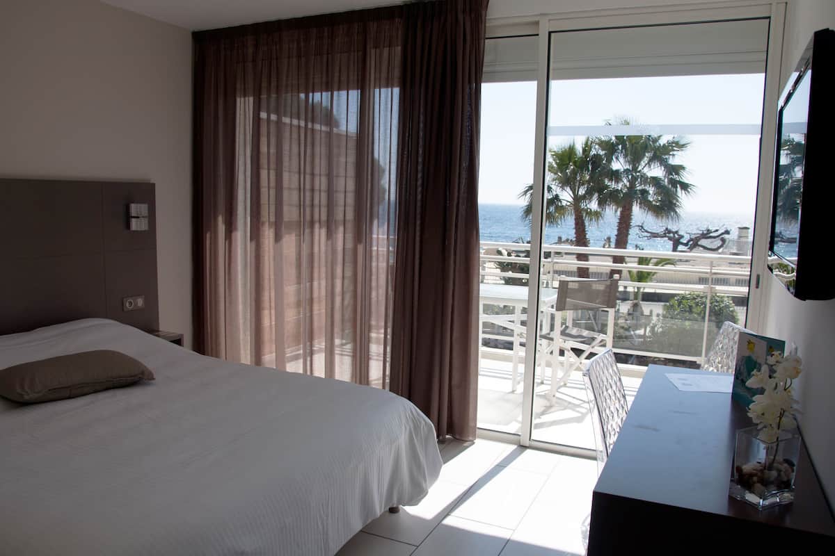 Double Room, Terrace, Sea View | Peti besi dalam bilik, dihias secara berasingan