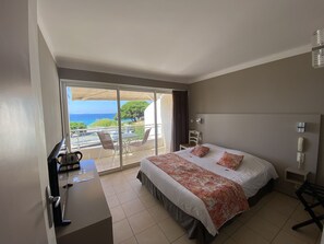 Quarto casal standard, terraço, vista para o mar | Cofres nos quartos, individualmente decorados
