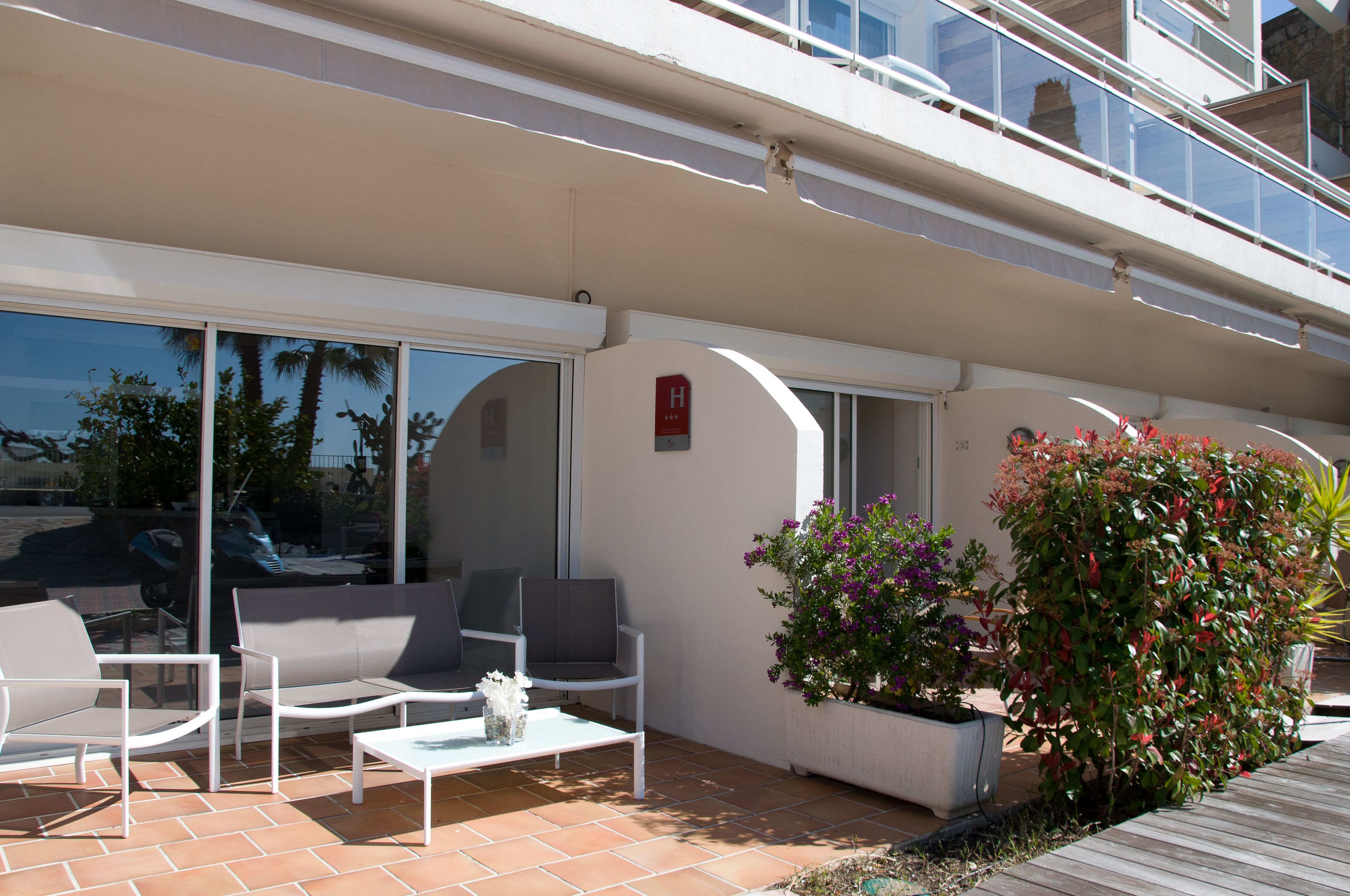 double room, terrace, garden area | 1 bedroom, in-room safe, individually decorated, individually furnished