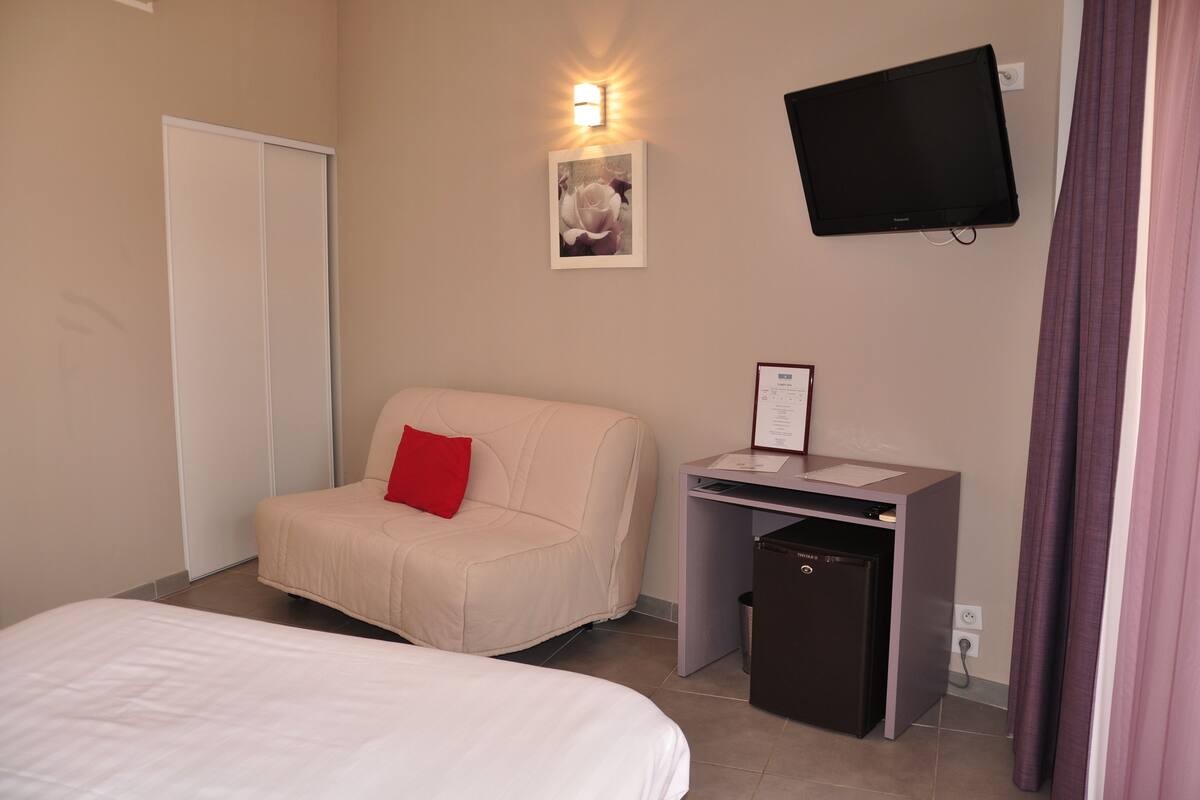 ห้องแฟมิลี่, ระเบียง, ติดสวน | ตู้นิรภัยในห้องพัก, โต๊ะทำงาน, ผ้าม่านกันแสง, ห้องเก็บเสียง