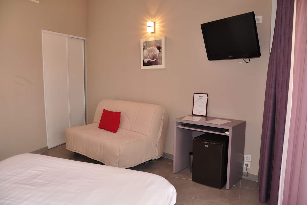 Family Room, Terrace, Garden Area | Peti besi dalam bilik, dihias secara berasingan