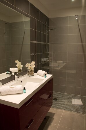 Tweepersoonskamer, terras, tuin | Een kluis op de kamer, individueel gedecoreerd, individueel gemeubileerd