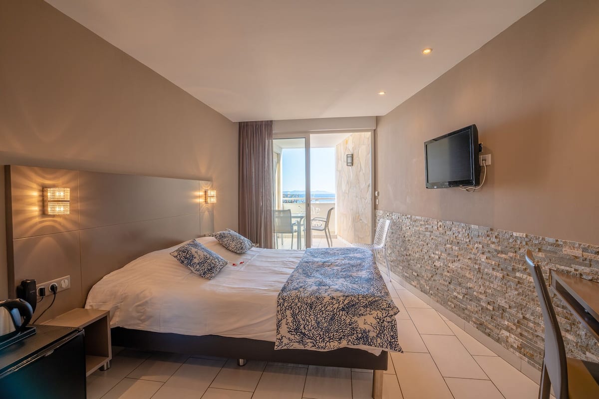 Standard Double Room, Balcony, Sea View | Peti besi dalam bilik, dihias secara berasingan