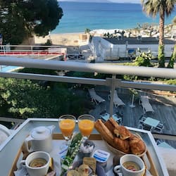 Daily continental breakfast (EUR 12 per person)