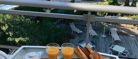 Dagelijks continentaal ontbijt (EUR 12 per persoon)