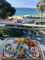 Desayuno continental diario (EUR 12 por persona)