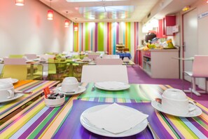 Tägliches kontinentales Frühstück (12 EUR pro Person)