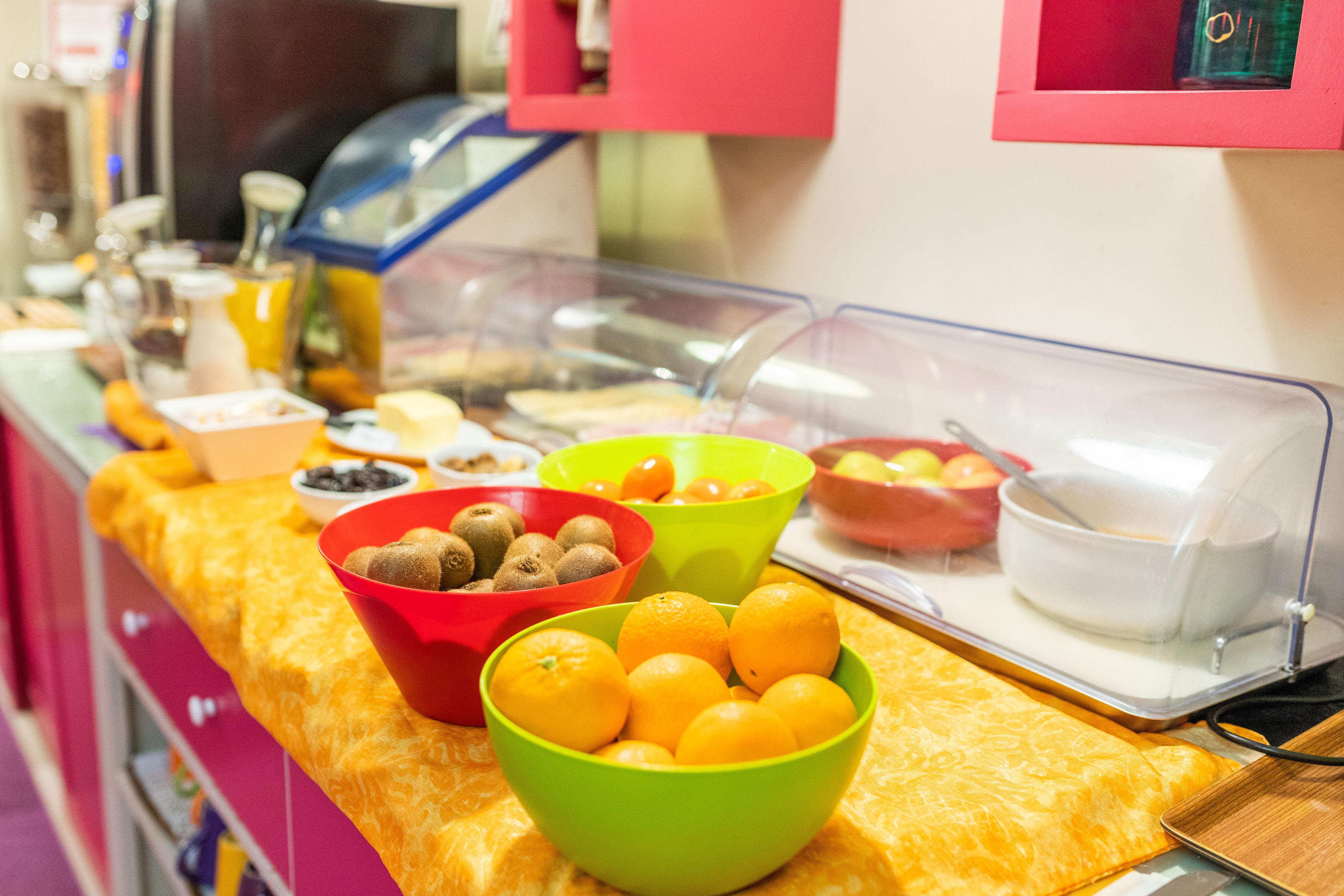 Petit déjeuner continental (12 EUR par personne)