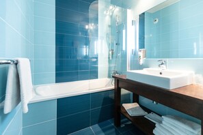 Hair dryer, towels, soap, shampoo - Hotel Provence (Draguignan)