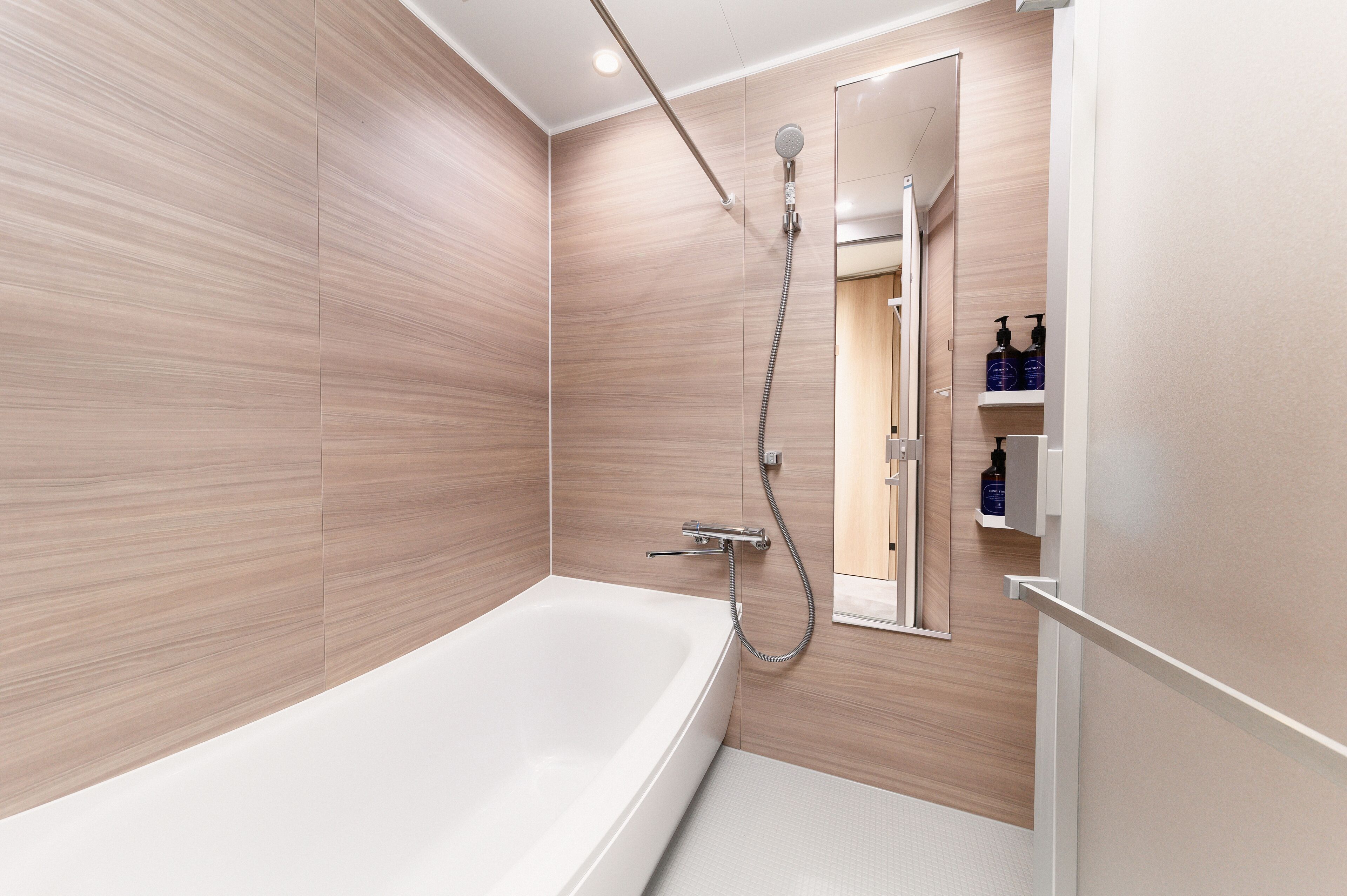 個別の浴槽とシャワー、深めの浴槽、水圧マッサージシャワー、環境にやさしいバスアメニティ