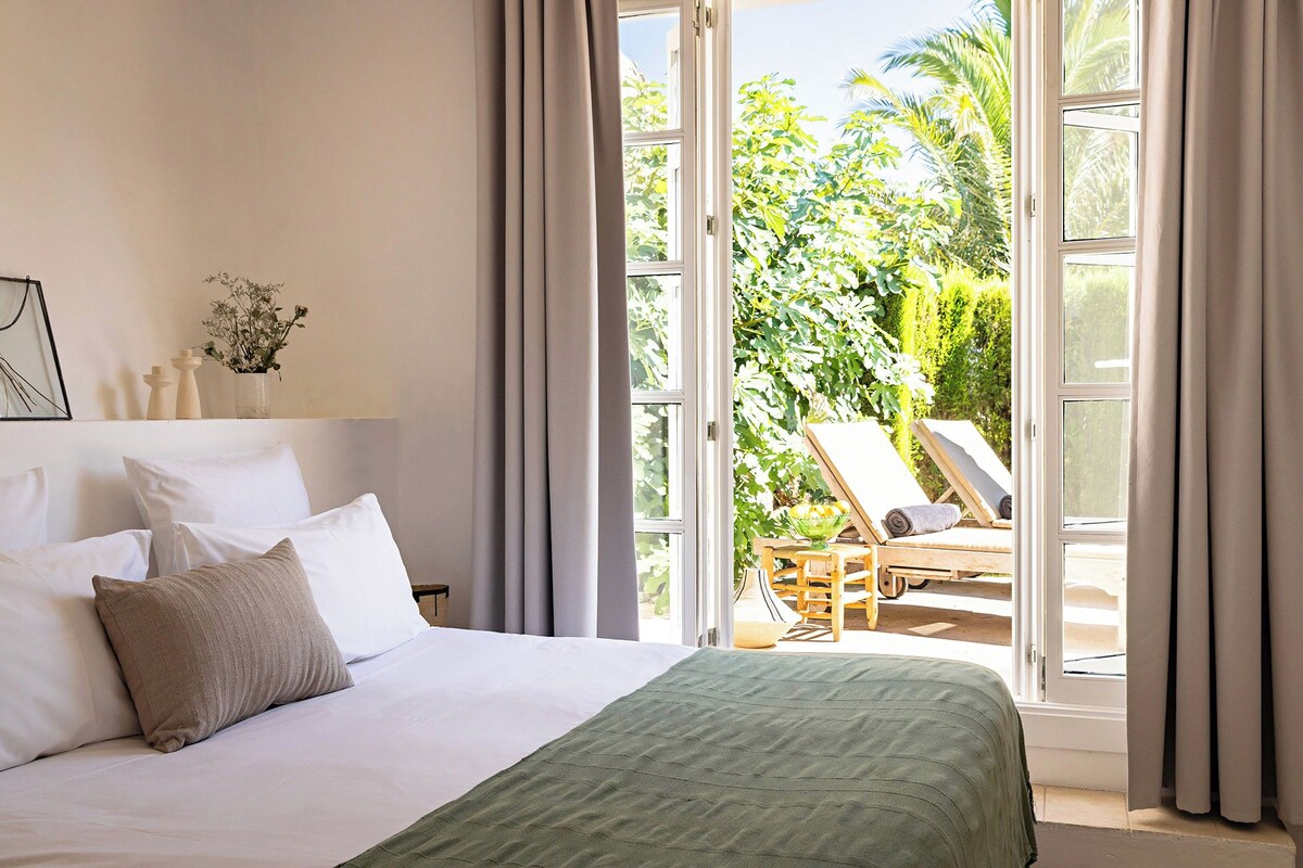 Premium bedding, down duvets, minibar, in-room safe