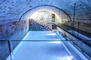 Innenpool, Außenpool, geöffnet von 10:00 Uhr bis 20:00 Uhr, Liegestühle