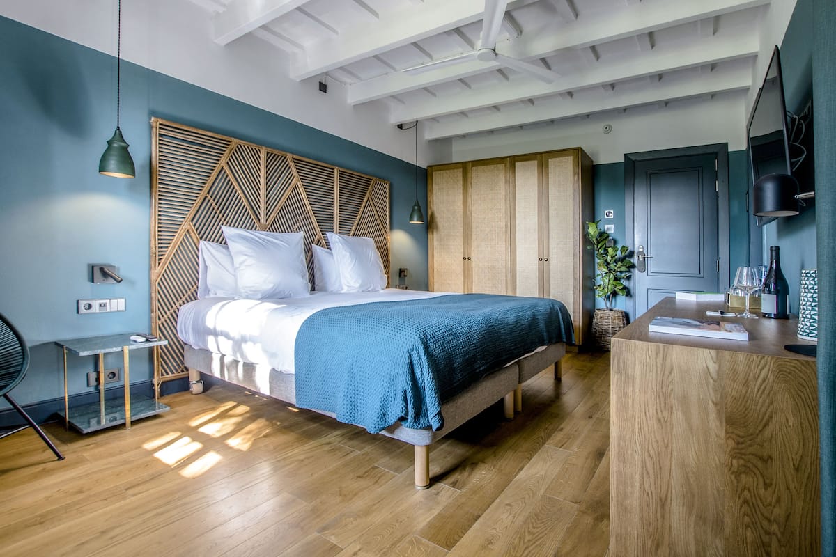 1 bedroom, premium bedding, down duvets, minibar