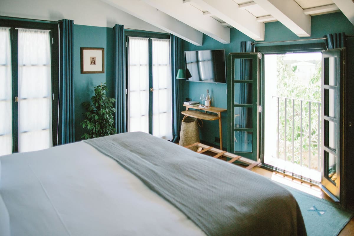 Klassieke tweepersoonskamer (Santa Ponsa Classique) | Luxe beddengoed, donsdekens, een minibar, een kluis op de kamer