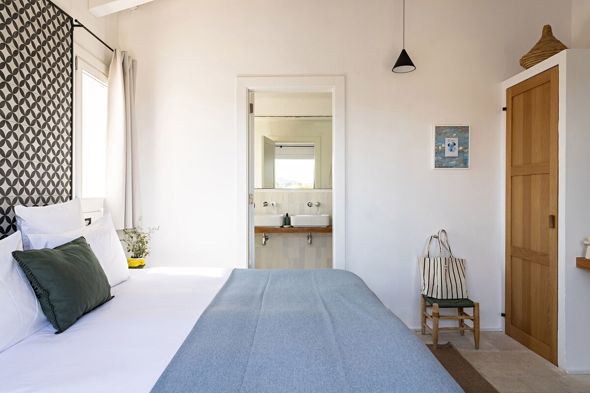 Premium bedding, down duvets, minibar, in-room safe