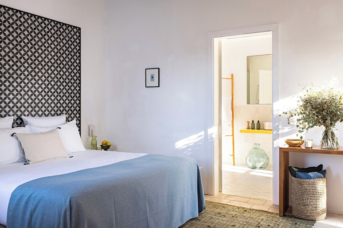 Premium bedding, down duvets, minibar, in-room safe