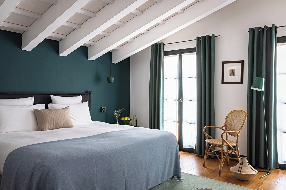 Premium bedding, down duvets, minibar, in-room safe