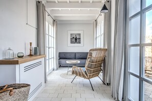 Suite (Santa Ponsa Suite Signature Dupplex) | Sengetøy av topp kvalitet, dundyner, minibar og safe på rommet