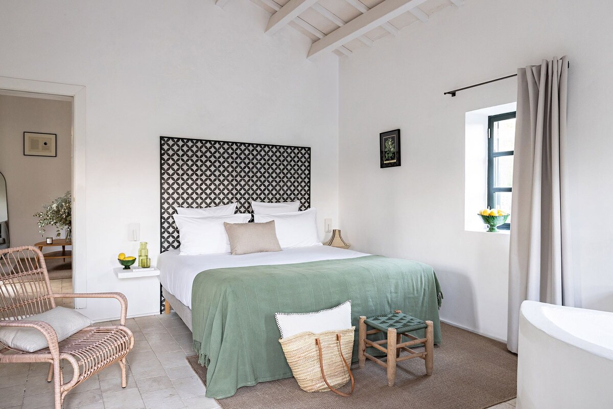 Premium bedding, down duvets, minibar, in-room safe
